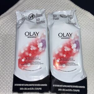 OLAY Regenerist Exfoliating Cleansing Cloths - Red and White